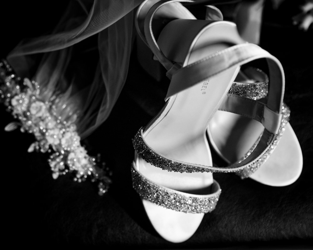 Brides veil and shoes